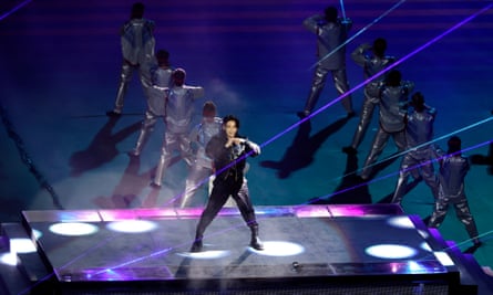 El cantante pop surcoreano Jungkook actúa en la ceremonia inaugural de la Copa del Mundo.