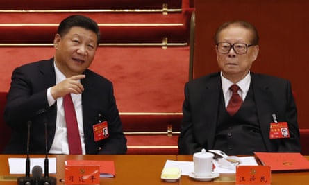 Prezydent Chin Xi Jinping (po lewej) rozmawia z Jiang Zeminem w 2017 roku.