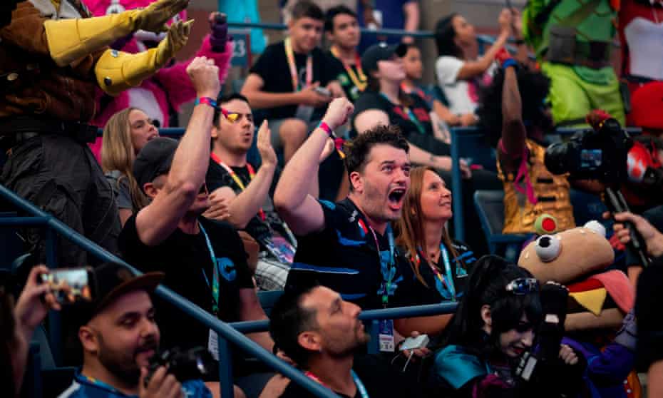 Fans during the final seconds of the duos competition at the Fortnite World Cup.