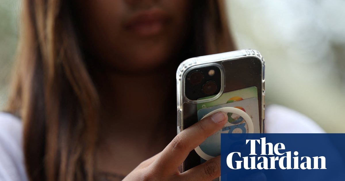 Social media time does not increase teenagers’ mental health problems – study