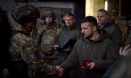 يقدم فولوديمير زيلينسكي لعضو خدمة أوكراني وظيفة في بلدة باجموت على خط المواجهة.