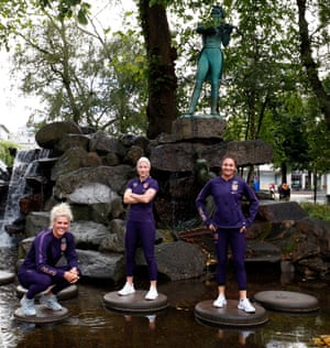 Millie Bright, Bethany England y Jodie Taylor en Bergen, Noruega. La historia de Fiver es abismal, por lo que no sabemos de quién es la estatua.