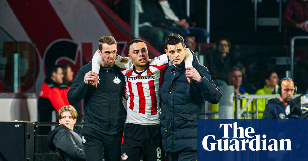USMNT's Sergiño Dest comes off with apparent hamstring injury in PSV win