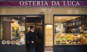 Venice restaurant that hit tourists with £1,000 bill faces £17,000 fines