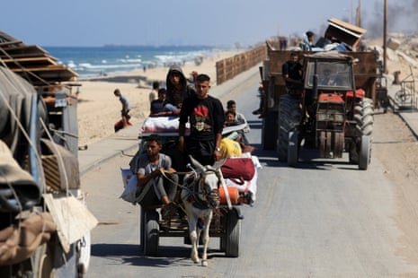Displaced Palestinians fleeing northern Gaza move southward after Israeli forces ordered residents of Gaza City to evacuate.