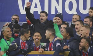 Mauricio Pochettino celebrates victory with his PSG players.