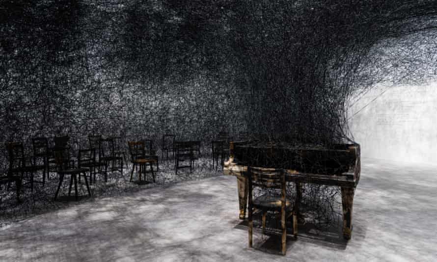 In Silence (2002/2019), piano queimado, cadeiras queimadas, fio preto Alcantara.