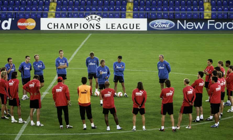Manuel Pellegrini talks to his Villarreal players