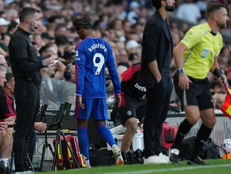 Rashford leaves the game.