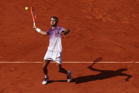 Flavio Cobolli, da Itália, antecipa um forehand contra Alexander Zverev