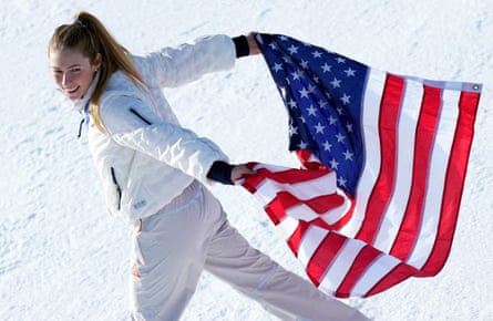 Mikaela Shiffrin waves the US flag