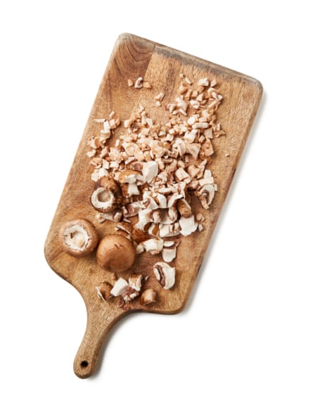 hacher les pieds de champignons en morceaux de la taille d'un hachis et déchirer/hacher les chapeaux et le tofu de la même manière.