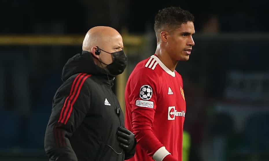 Manchester United’s Raphaël Varane leaves the pitch at Atalanta after picking up the injury on Tuesday.