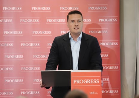 Ο Wes Streeting στη σκηνή μιλώντας στο συνέδριο Progress στο Λονδίνο.