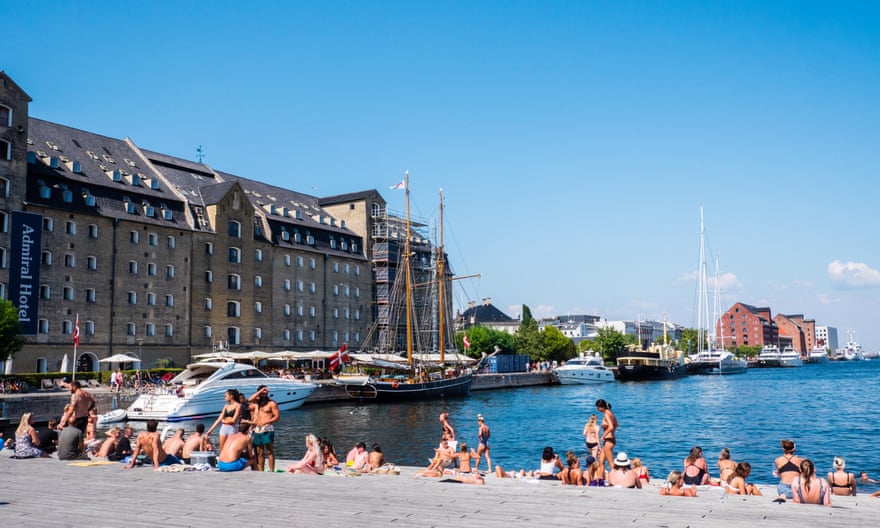 Heat wave, sunbathing and swimming in front of the Royal Danish Playhouse