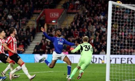 Everton’s Beto hits the crossbar.