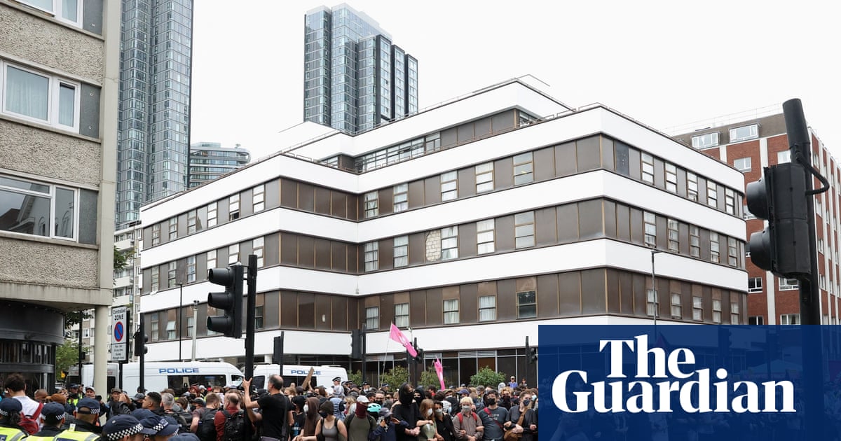 Pro- and anti-migrant prroters face off at London hotel housing asylum seekers
