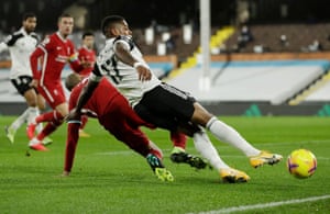 Cavaleiro appears to have his legs taken away by Fabinho