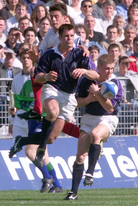 Kenny Logan (centre) contests an aerial ball against France in 1999