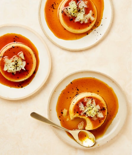 Il crème caramel al miele bruciato e lime di Yotam Ottolenghi.