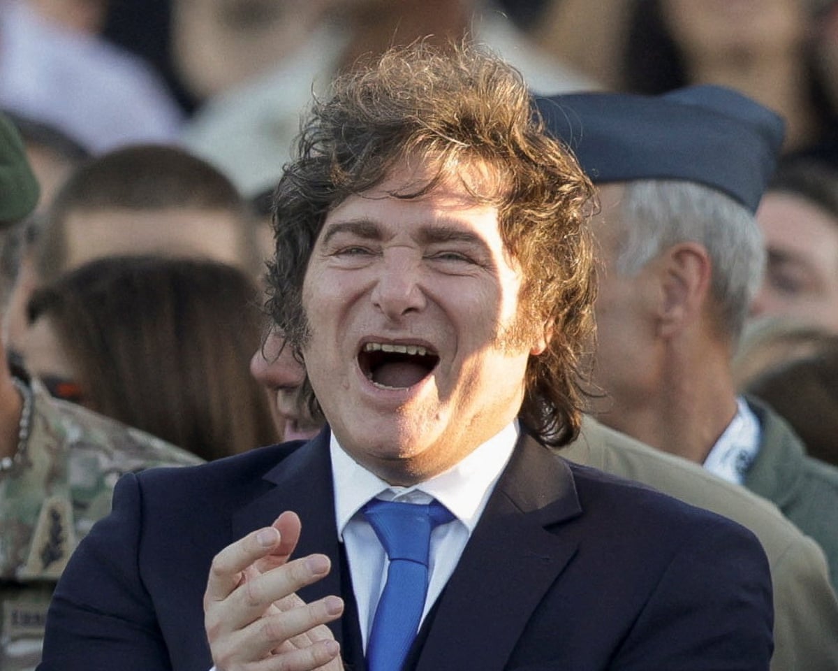 Javier Milei clapping his hands together.
