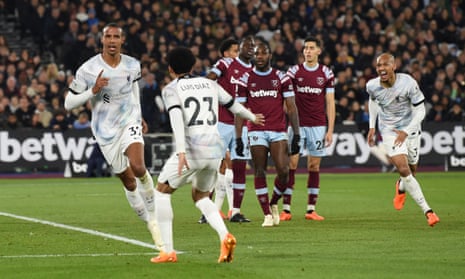 Joel Matip dari Liverpool (kiri) merayakan gol kedua timnya dalam pertandingan di West Ham.