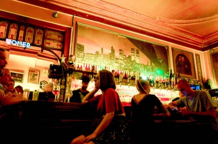 Orang-orang duduk di bar yang remang-remang
