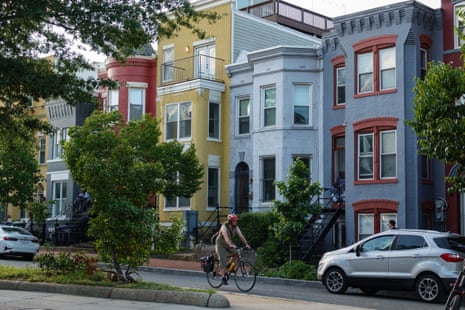 Семья ищет дом на продажу