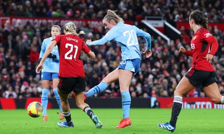 Jill Roord scores Manchester City’s equaliser.