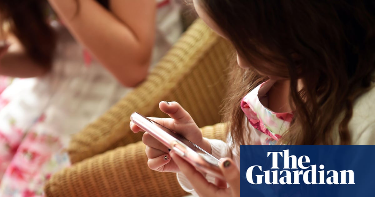 What does new guidance in the UK say about screen time for children?