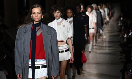 اين روند را مي توان در كت واك با شلوارهاي بوكسري در نمايشگاه Mui Mui در سال گذشته دنبال كرد.