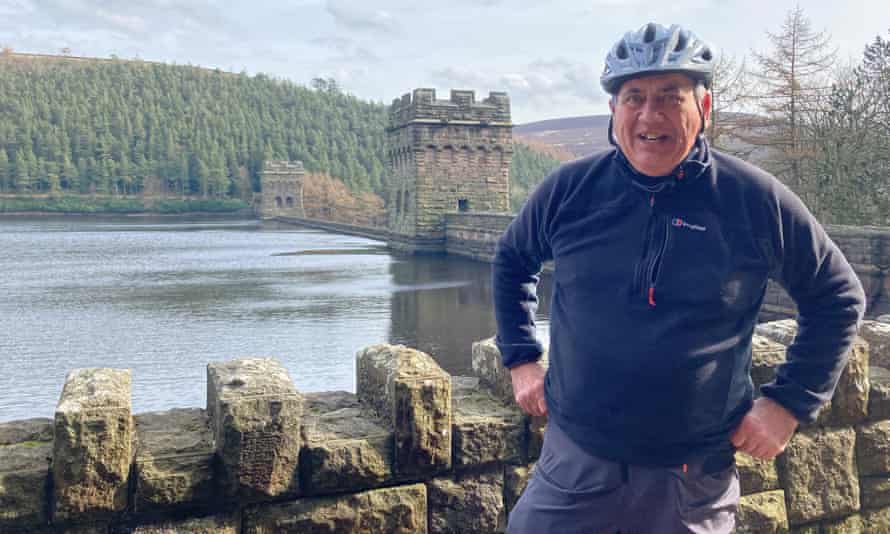 Paul Aspinall, Derbyshire'daki Ladybower rezervuarında.