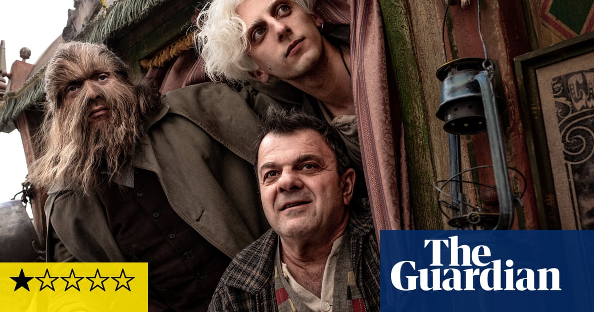 Франц Роговски играе нацистки ръководител в измамна смесица от магически