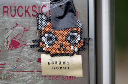 Panneau fait main avertissant les propriétaires de chats à Walldorf, Bade-Wurtemberg