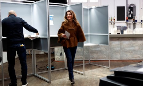 زعيمة حزب VVD الهولندي، ديلان يسيلجوز، تدلي بصوتها خلال الانتخابات البرلمانية الهولندية في أمستردام، هولندا، 22 نوفمبر 2023.