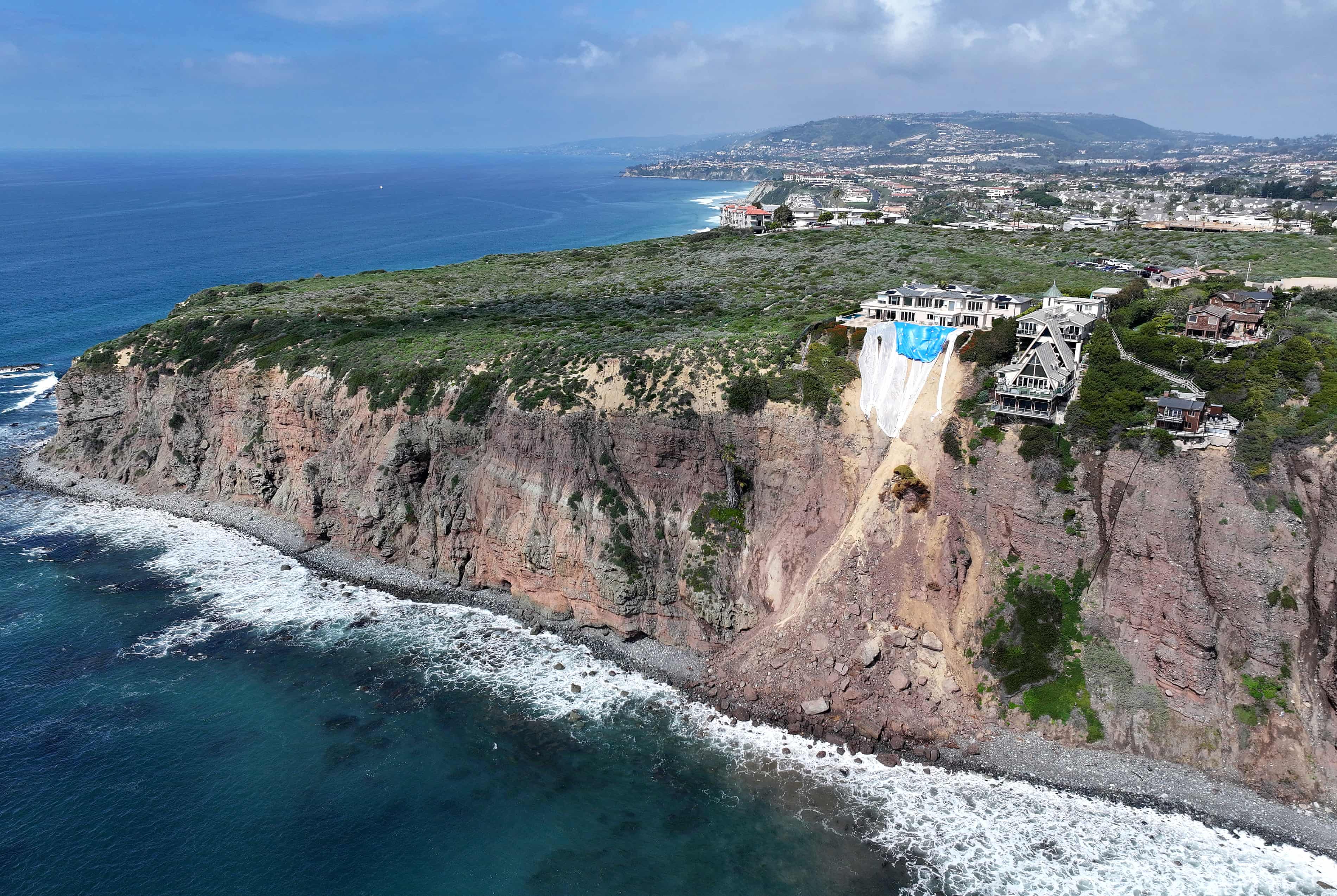 On the brink: California’s luxe clifftop mansions in peril after record rain (theguardian.com)