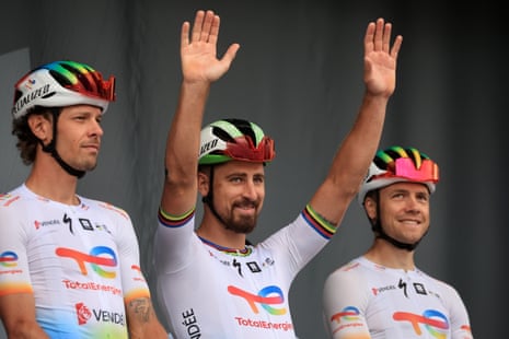 Slovak rider Peter Sagan (centre) of team TotalEnergies salutes the crowd ahead of today’s stage and his final Tour de France. The man on the left looks suspiciously like Edvald Boasson Hagen, who is still competing at the ripe old age of 36.