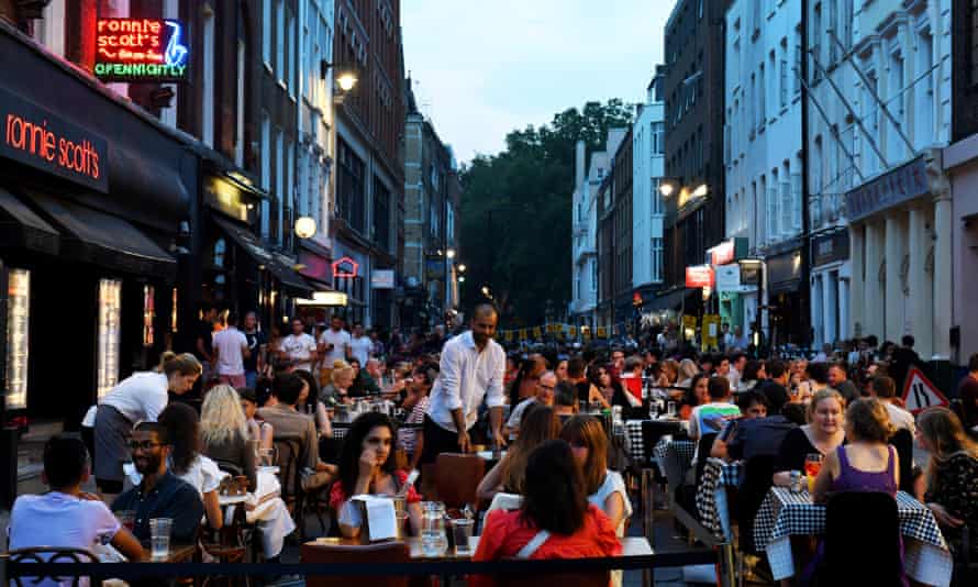 Diners of London mientras salía a comer para ayudar el año pasado.