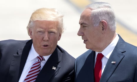 Benjamin Netanyahu (R) speaks with Donald Trump during the US president’s visit to Tel Aviv in 2017. 
