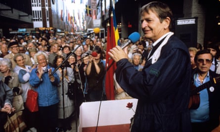 Palme addressing crowds in 1986.