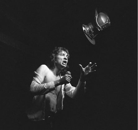John Otway se produisant en 1977.