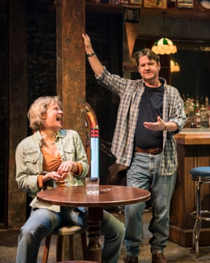 Stuart McQuarrie et Martha Plimpton dans Sweat au Donmar Warehouse, dirigé par Lynette Linton.