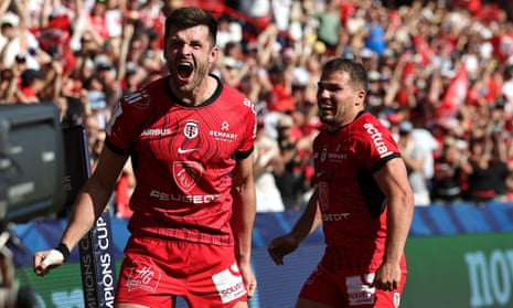 Blair Kinghorn  celebrates with Toulouse teammate Antoine Dupont after scoring against Exeter.