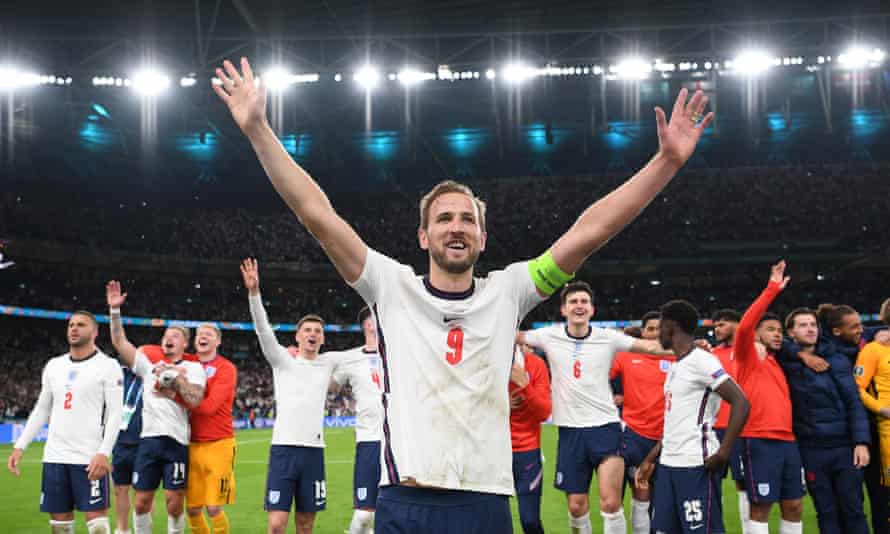 Harry Kane is soaked in the applause of the fans, along with his teammates from England, after beating Denmark 2-1.