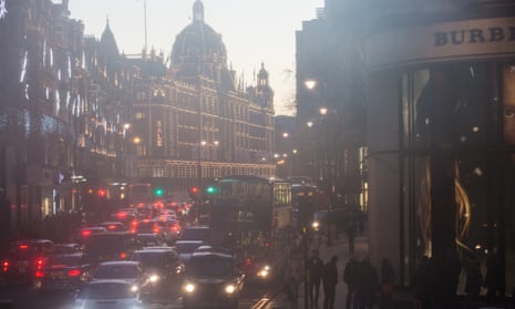 Air pollution and traffic in Brompton Road, Knightsbridge, London, in January 2017.
