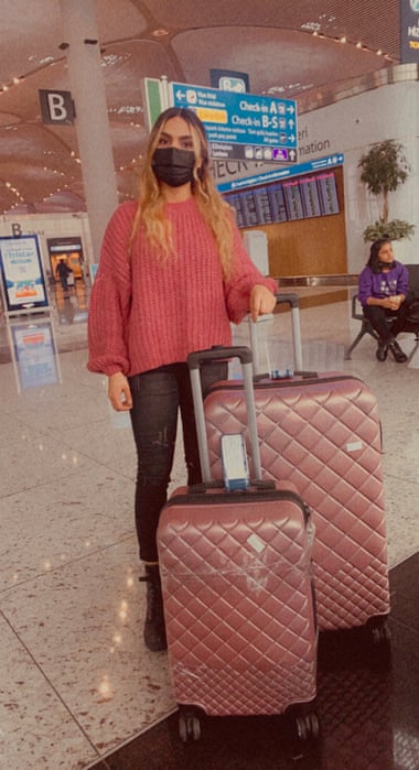 Zahra Amiri på flygplatsen i Istanbul den 2 februari 2022 på väg till USA