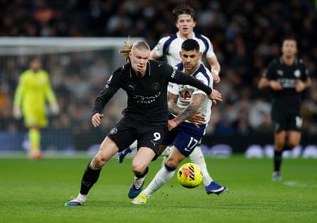 Cristian Romero keeps an eye on Erling Haaland during the 2-2 draw with Manchester City.
