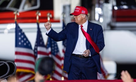 Trump gebaart met zijn vuist bij de rally in Pennsylvania