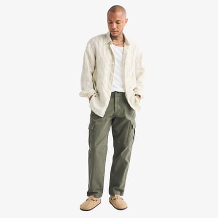 Pantalones cargo holgados de Abercrombie.