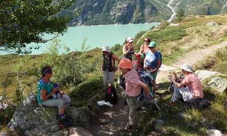 Miembros de KlimaSeniorinnen parando a descansar durante una caminata.